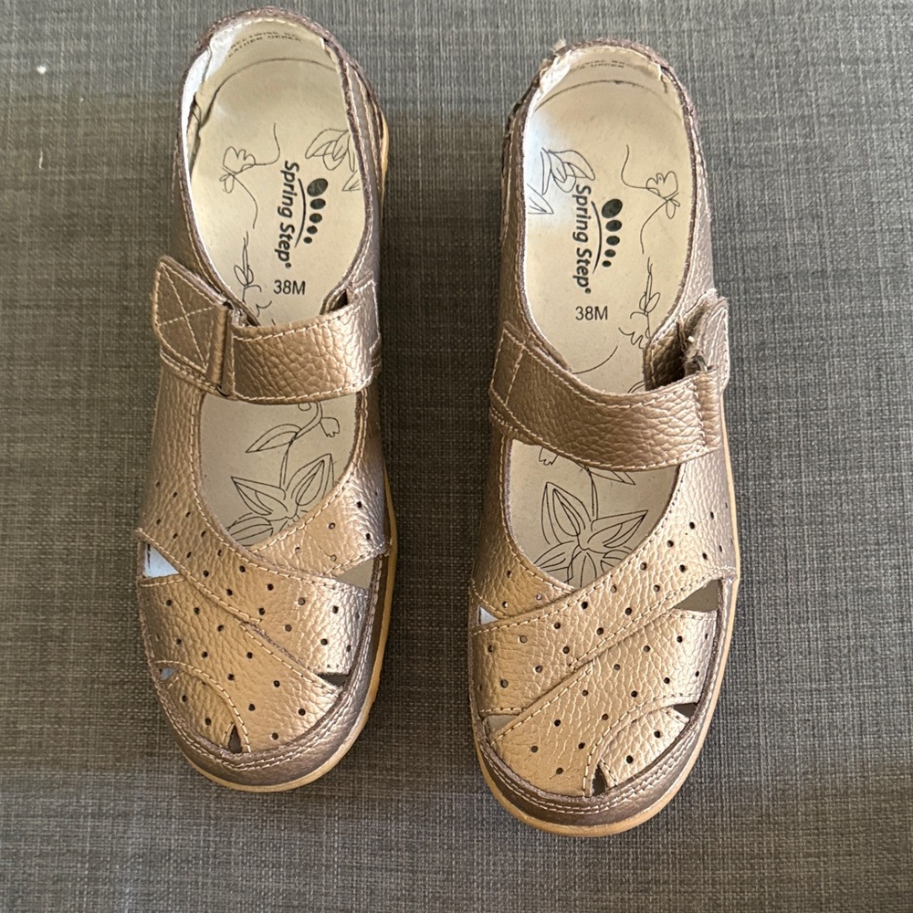 Spring Step Women's Tan Loafers perfect condition